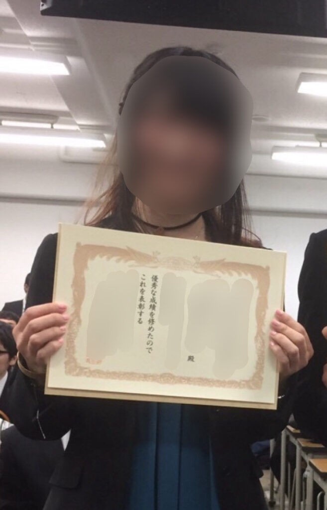 会社内で表彰された時のイメージ写真。