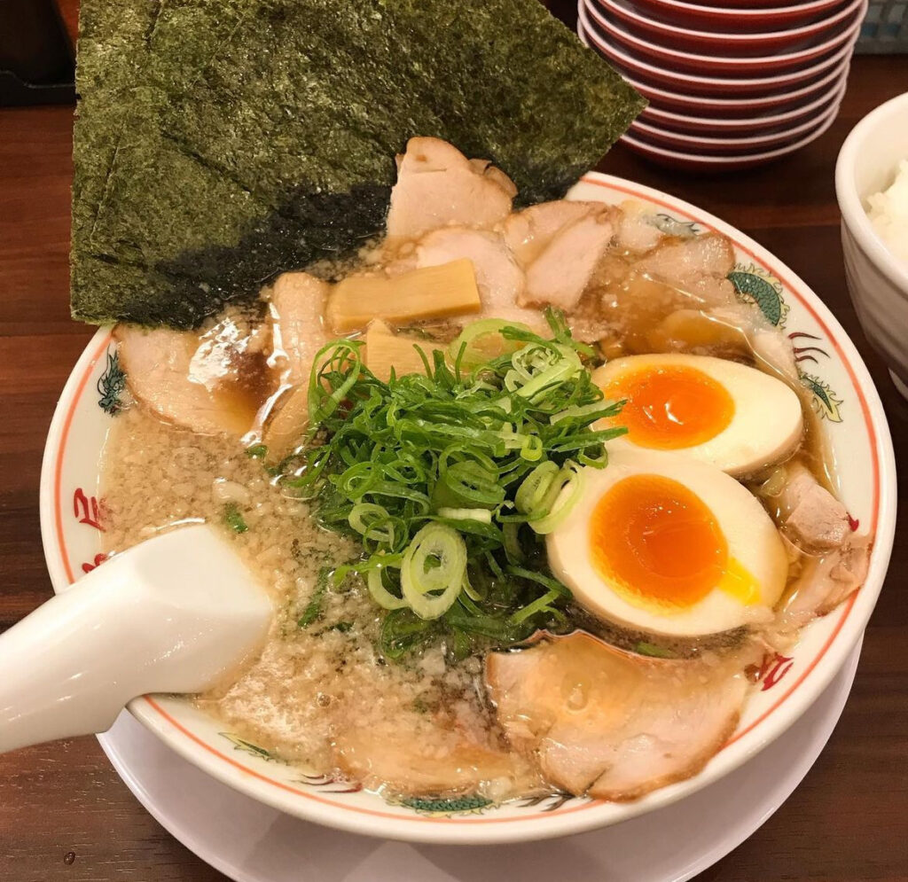 ラーメン 魁力屋 藤沢石川店（藤沢市・六会日大前）の写真。