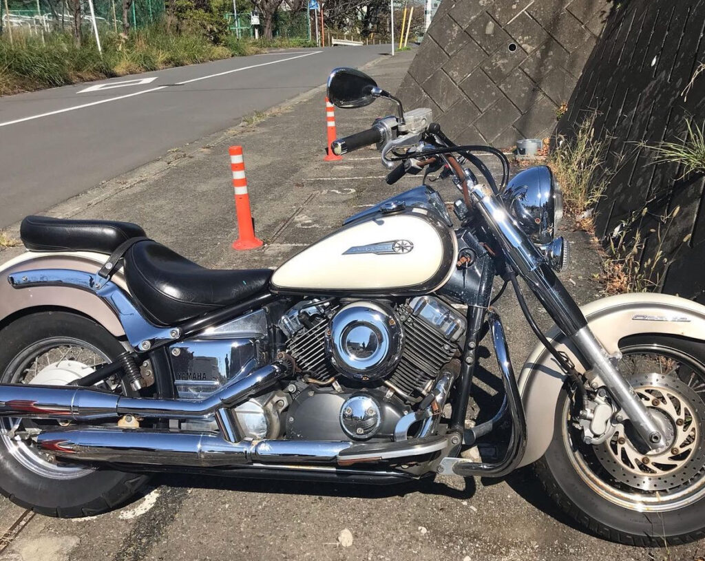 著者のバイクを屋外に駐車していた時の写真。ブレーキの下のケーブルが錆びていることが分かる。