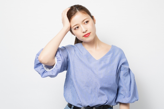 困っている女性のイメージ。