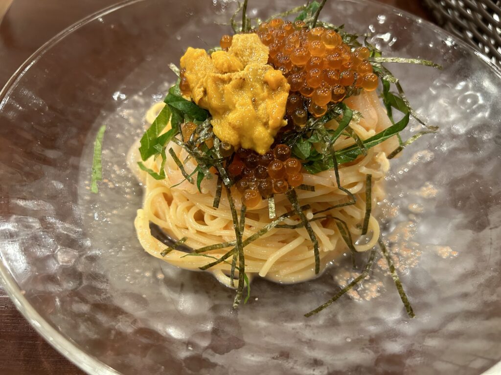 椿屋カフェのウニといくらの冷製パスタ。