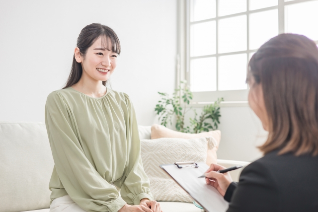 カウンセリングをする女性たちのイメージ。